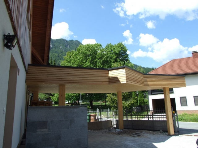 Nadstrešek Kranjska Gora -atika sibirski macesen - romb 24 x 70 mm